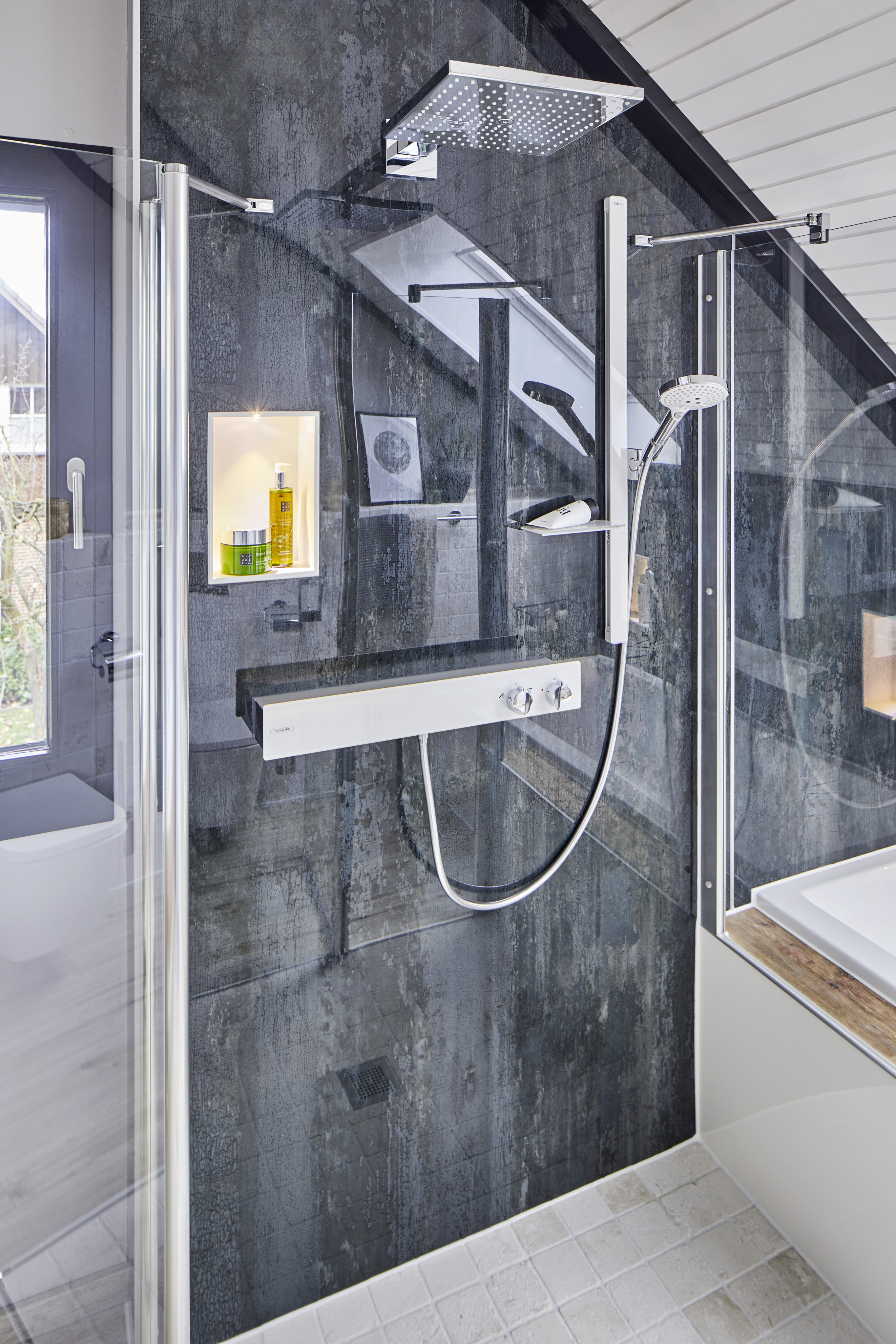 Close-up: Overhead shower 300 1jet with shower arm 2