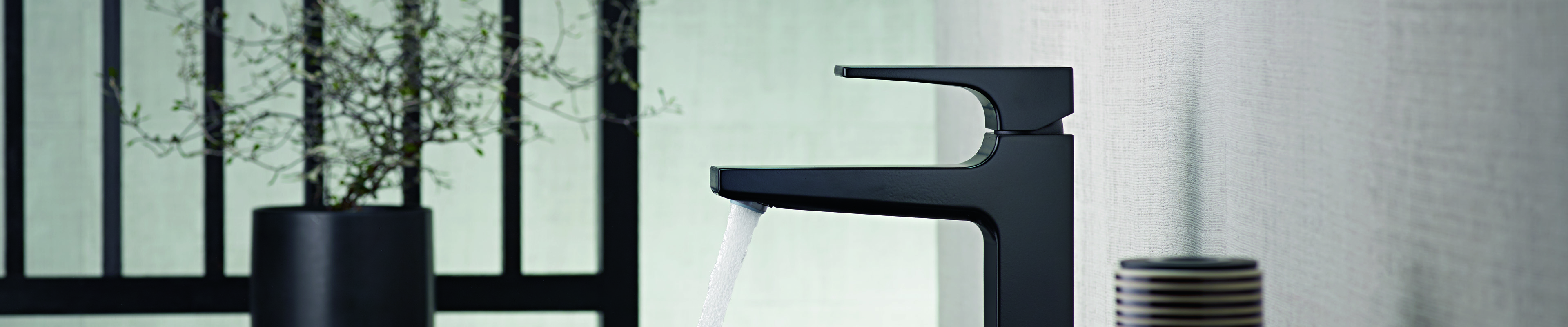 Geometric Metropol design tap on the bath tub.