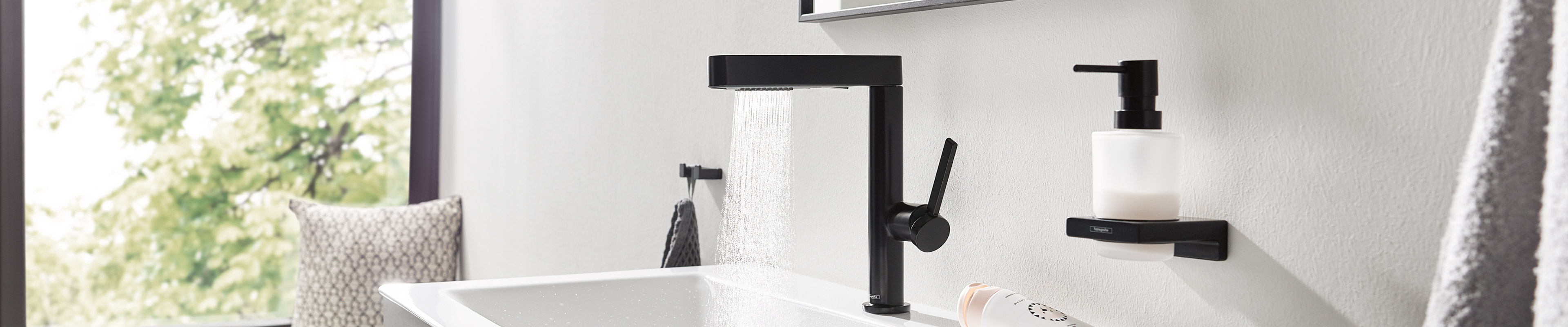 Pull-out Finoris faucet with PowderRain.