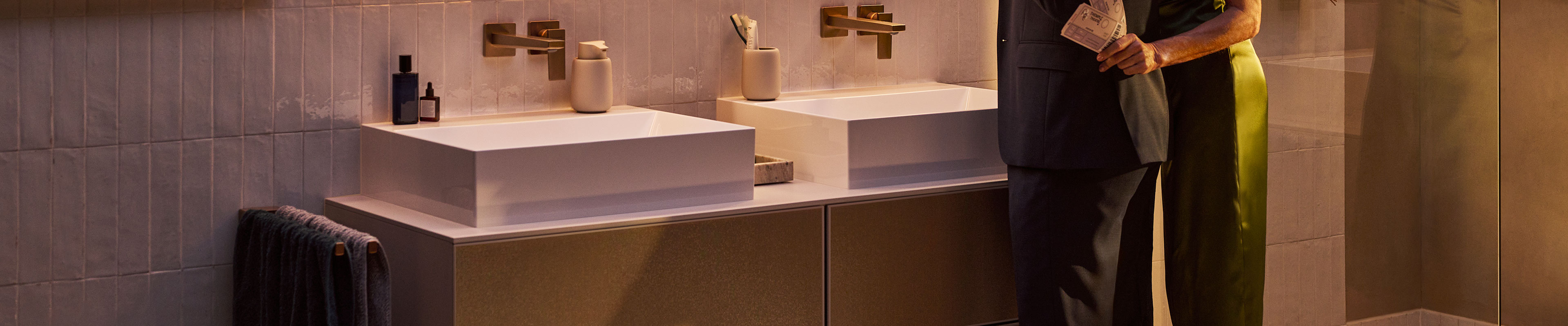 hansgrohe Xevolos E wash basin, cubic design.